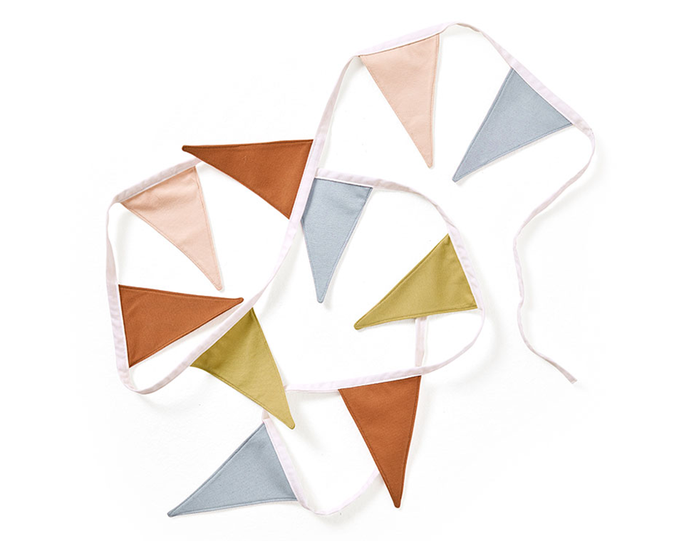 שרשרת דגלונים חום