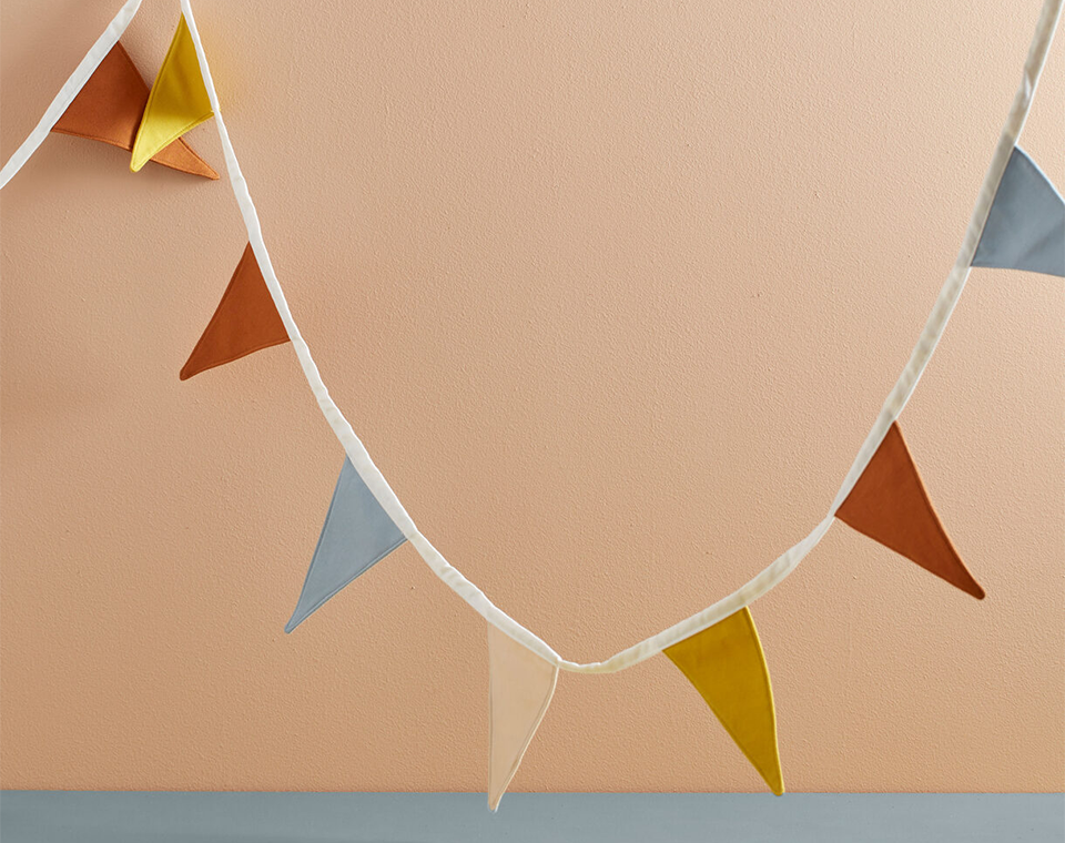 שרשרת דגלונים חום