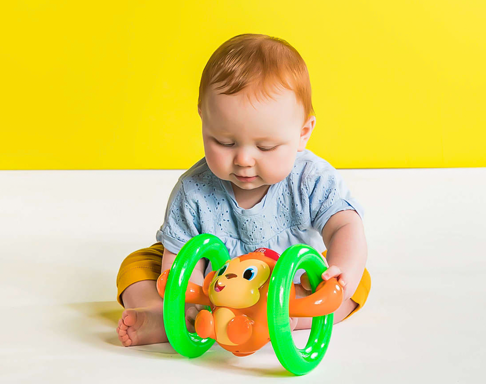 קוף אורקולי מעודד זחילה