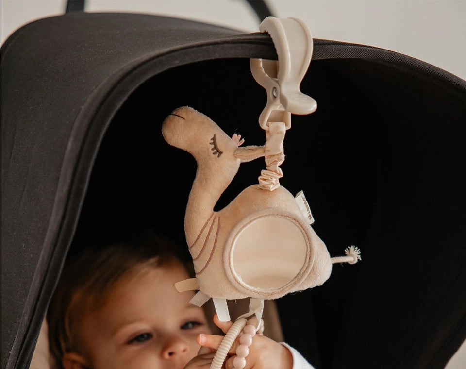 בובת פעילות לתליה גמל OS