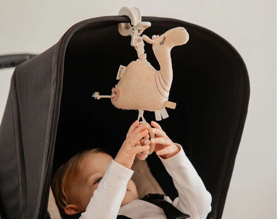 בובת פעילות לתליה גמל OS