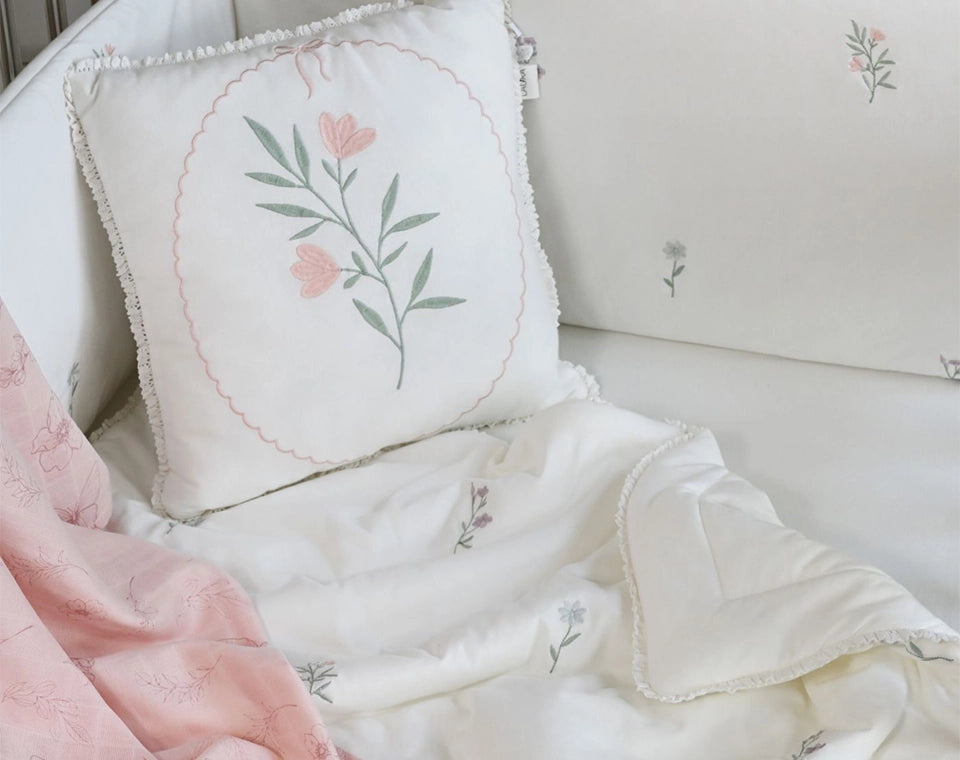 סט מצעים למיטת תינוק פרחים רקומים