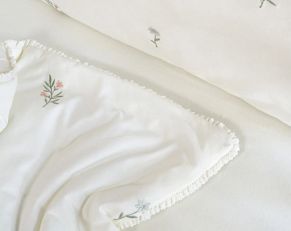 סט מצעים למיטת תינוק פרחים רקומים