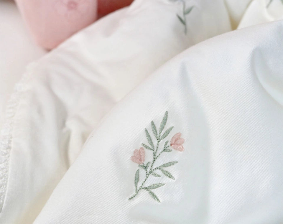 סט מצעים למיטת תינוק פרחים רקומים