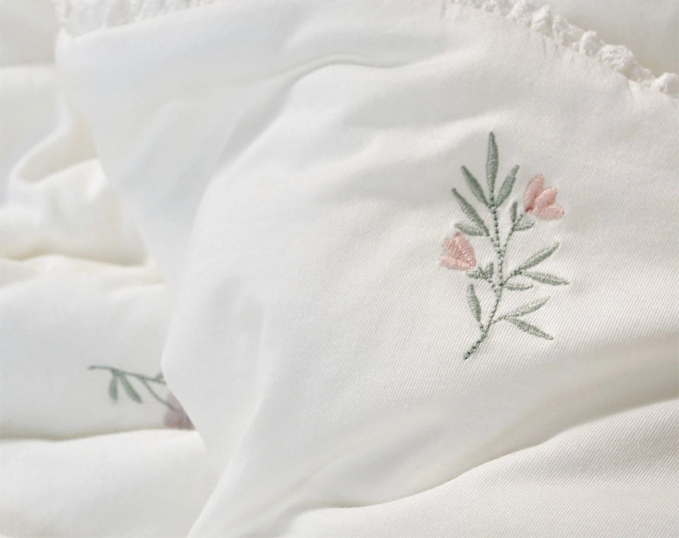 סט מצעים למיטת תינוק פרחים רקומים